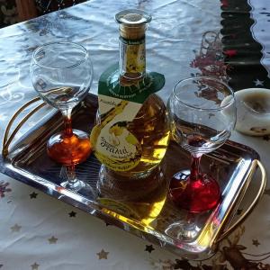uma bandeja com dois copos e uma garrafa de vinho em Η θέα em Lílaia
