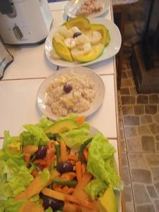 dos platos de comida en un mostrador con ensalada en El Lodge, en Santa María