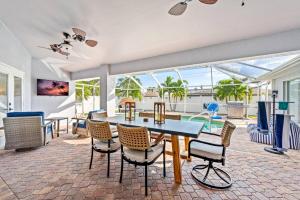 uma sala de jantar com mesa e cadeiras em Bohemian Cape Bungalow em Cape Coral