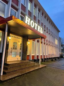 ein Hotelgebäude mit einem Schild, das das Hotel liest in der Unterkunft Haven - Hotel Am Stadion in Leverkusen