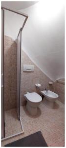 La salle de bains est pourvue de toilettes et d'un lavabo. dans l'établissement Da Bruschi Appartamento Assisi, à Assise