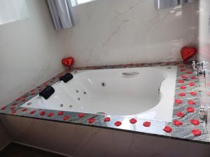 a bath tub with red hearts on a counter at Refugio Victoria in Monte Verde