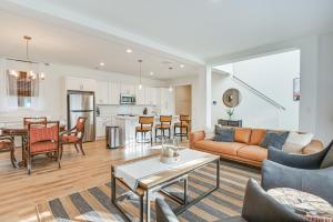 una sala de estar con un sofá y una mesa en Charming Charlotte Townhome 6 Mi to Downtown!, en Charlotte