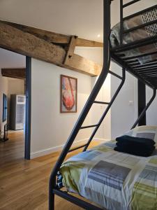 - une chambre avec des lits superposés dans une mezzanine dans l'établissement Appartement au coeur de Libourne, à Libourne