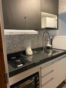 un bancone della cucina con lavandino e piano cottura di AP Smart Center a Campinas