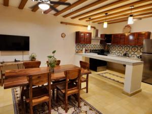 - une salle à manger avec une table et des chaises en bois dans l'établissement Casa Pakal Valladolid, à Valladolid