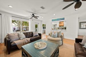 ein Wohnzimmer mit Sofas und einem Tisch in der Unterkunft Blue Coral Beach House in Holmes Beach