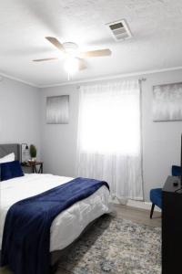 1 dormitorio con 1 cama y ventilador de techo en Home in Hempstead, en Hempstead