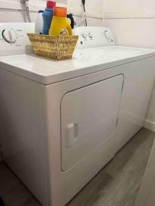 uma máquina de lavar louça branca com um cesto em cima em Home in Hempstead em Hempstead