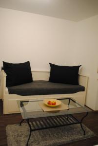 Vörstetten的住宿－Appartement Matthias，客厅配有一张沙发,桌子上放着一碗水果