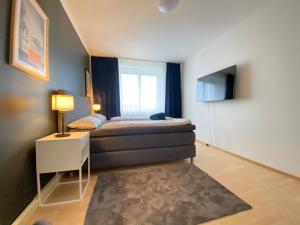 a small bedroom with a bed and a window at Moderne Wohnung Nähe Hauptbahnhof Linz in Linz