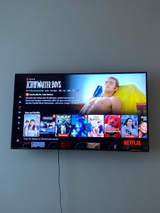TV a/nebo společenská místnost v ubytování Moderne Wohnung Nähe Hauptbahnhof Linz