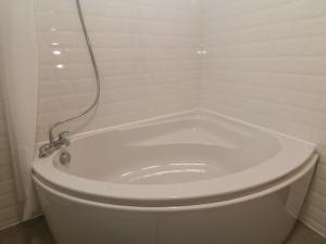 eine Badewanne mit einem Schlauch an einem WC in der Unterkunft Quarry Cottage in Buxton