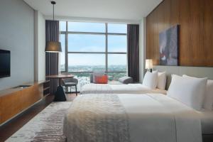 Postel nebo postele na pokoji v ubytování Le Meridien Petaling Jaya