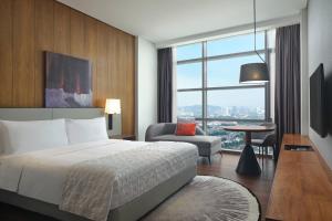 Postel nebo postele na pokoji v ubytování Le Meridien Petaling Jaya