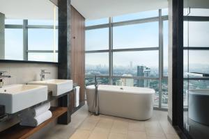 Koupelna v ubytování Le Meridien Petaling Jaya