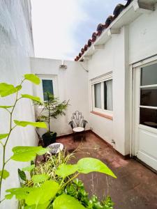 un balcone di una casa bianca con piante di Chalet Quintana a Mar del Plata