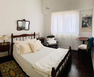 una camera da letto con un letto grande e una finestra di Chalet Quintana a Mar del Plata