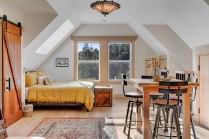 1 dormitorio con cama y escritorio en Mendocino Redwood Retreat - Sunrise Cottage, en Albion