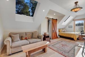 sala de estar con sofá y cama en Mendocino Redwood Retreat - Sunrise Cottage, en Albion