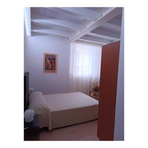 een slaapkamer met een wit bed in een kamer bij skuderia bologna in Bologna