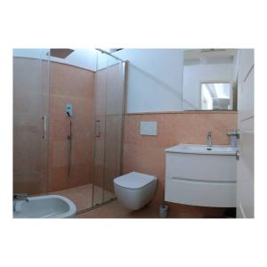 een badkamer met een douche, een toilet en een wastafel bij skuderia bologna in Bologna