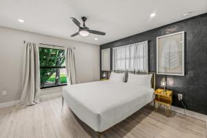 een slaapkamer met een groot wit bed en een raam bij Coral Shores in Bradenton
