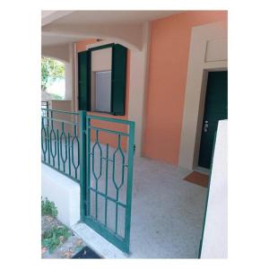 een balkon met een poort voor een huis bij skuderia bologna in Bologna