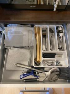 a drawer filled with utensils in a drawer at Moderne Wohnung Nähe Hauptbahnhof Linz in Linz
