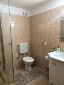 Ένα μπάνιο στο Apartament în regim hotelier familie +9 φωτογραφίες