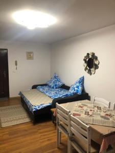 Un pat sau paturi într-o cameră la Apartament în regim hotelier familie