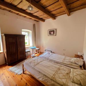 um quarto com uma cama grande num quarto em Aracsa Farm és Vendégház Kis Balaton és termál fürdők em Egeraracsa