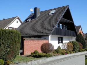 un techo negro en una casa blanca en Grömitz, Stiegkamp 3, Whg 2 - große Wohnung mit Balkon, 2 SZ, Nähe Yachthafen und Strand, inkl WLAN en Grömitz