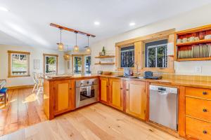 une cuisine avec des armoires en bois et un comptoir dans l'établissement Mendocino Redwood Retreat - Vista Home, à Albion