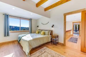 une chambre avec un lit et une grande fenêtre dans l'établissement Mendocino Redwood Retreat - Vista Home, à Albion 37 autres photos
