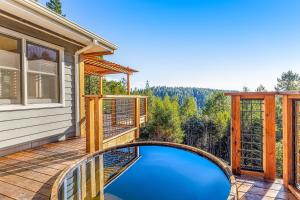 - un balcon avec une piscine dans une maison dans l'établissement Mendocino Redwood Retreat - Vista Home, à Albion
