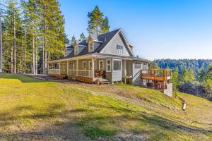 une maison au sommet d'une colline herbeuse dans l'établissement Mendocino Redwood Retreat - Vista Home, à Albion