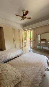 1 dormitorio con 1 cama y ventilador de techo en Depto moderno a metros de los portones del parque sobre calle Boulogne Sur mer en Mendoza