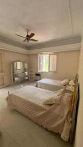 a bedroom with a bed and a ceiling fan at Depto moderno a metros de los portones del parque sobre calle Boulogne Sur mer in Mendoza