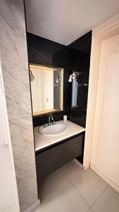 a bathroom with a sink and a mirror at Depto moderno a metros de los portones del parque sobre calle Boulogne Sur mer in Mendoza