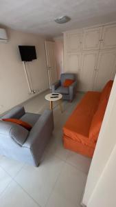a living room with a couch and a table at Depto moderno a metros de los portones del parque sobre calle Boulogne Sur mer in Mendoza
