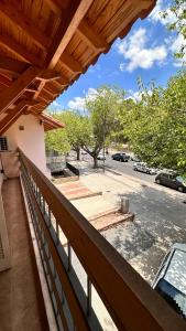 einen Balkon mit Blick auf einen Parkplatz in der Unterkunft Depto moderno a metros de los portones del parque sobre calle Boulogne Sur mer in Mendoza