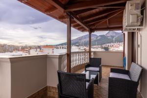 balcón con sillas y vistas a la ciudad en Luxury Central Apartment 2, en Xanthi