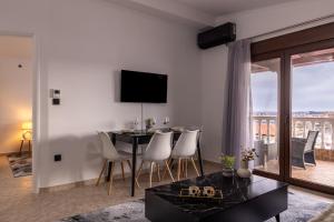 クサンティにあるLuxury Central Apartment 2のリビングルーム(テーブル、椅子、テレビ付)