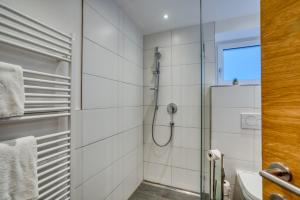 y baño con ducha y lavamanos. en Apartment Wilder Kaiser en Kitzbühel