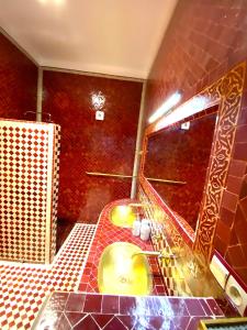 Koupelna v ubytování Riad La Perle Rouge