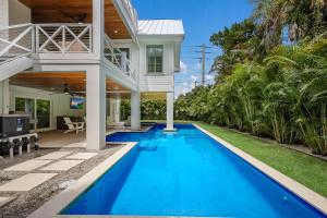 uma piscina no quintal de uma casa em Sweet and Salty em Holmes Beach