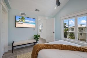 um quarto com uma cama e uma janela em Sweet and Salty em Holmes Beach