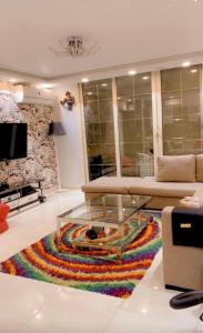 ein Wohnzimmer mit einem Couchtisch aus Glas und einem Teppich in der Unterkunft Hotel apartment in Kairo