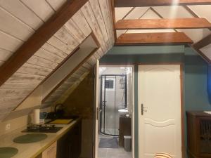 an attic kitchen with a vaulted ceiling and a bathroom at UROCZYSKO in Wisła